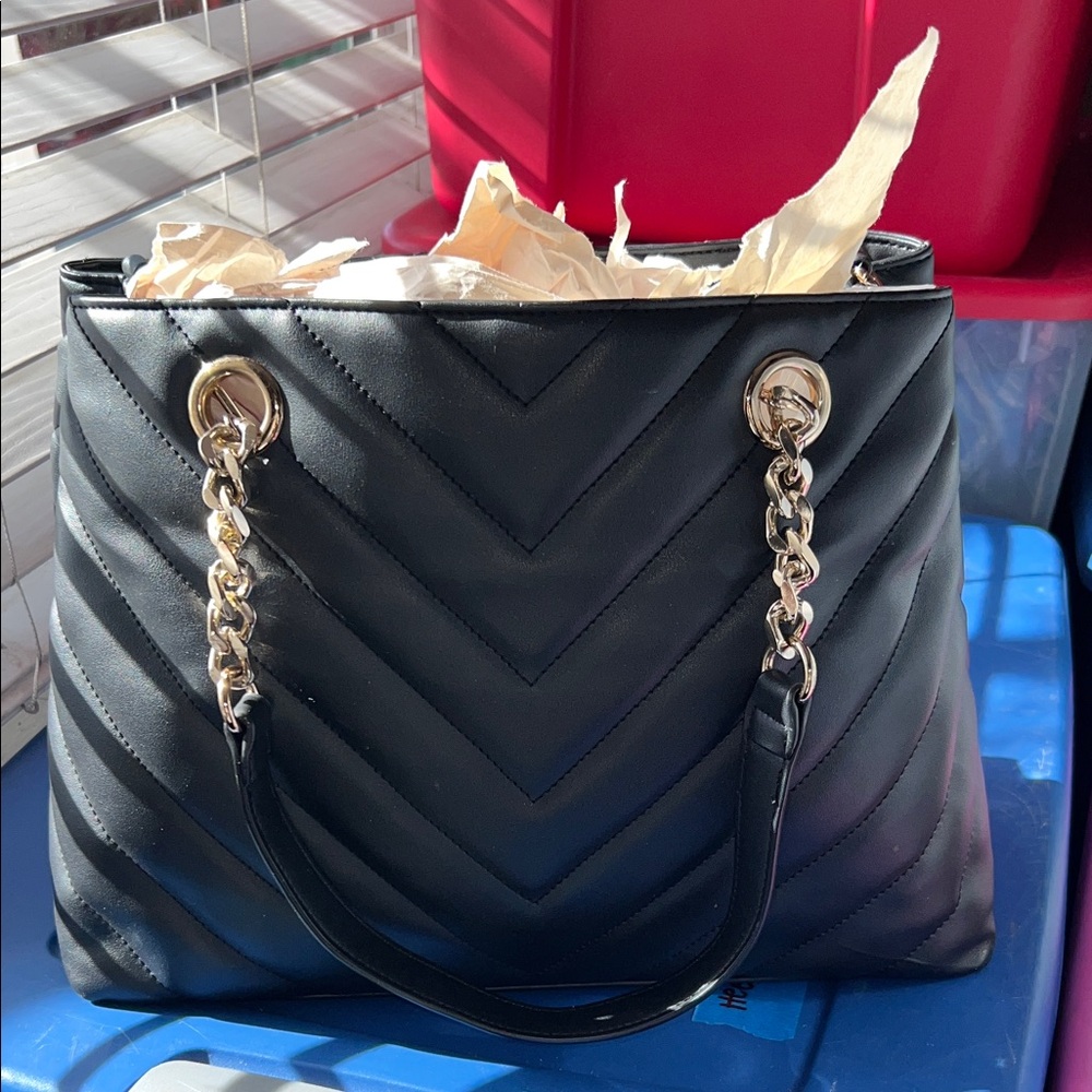 Elegant Black Quilted Handbag